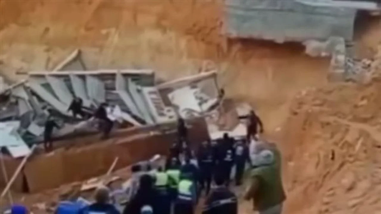 إصابة شخصين.. كواليس سقوط مفاجئ لسطح محطة وقود بمنطقة التجمع وقرار عاجل من النيابة